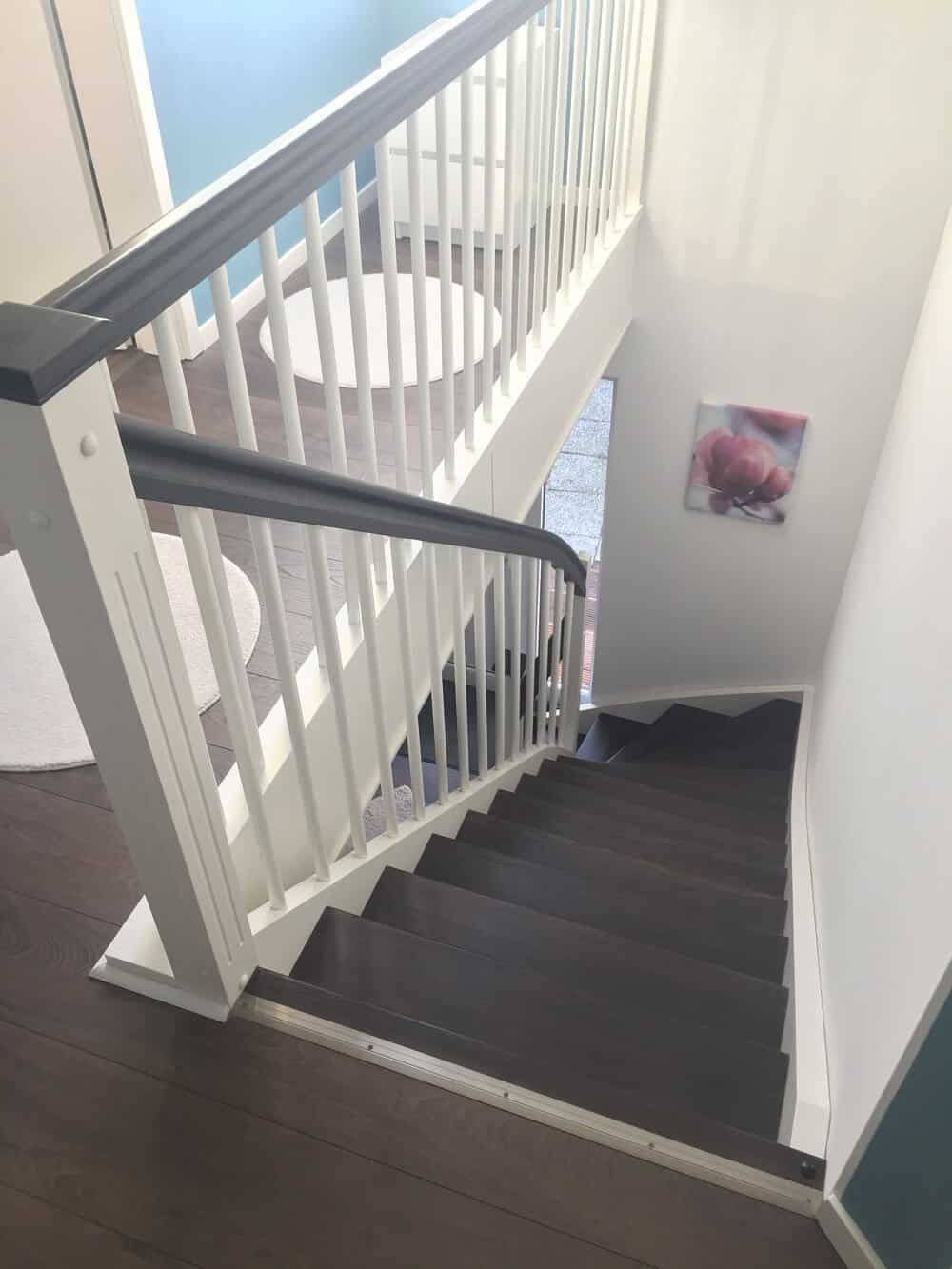 wangentreppe mit innengeländer auf dem weg nach unten