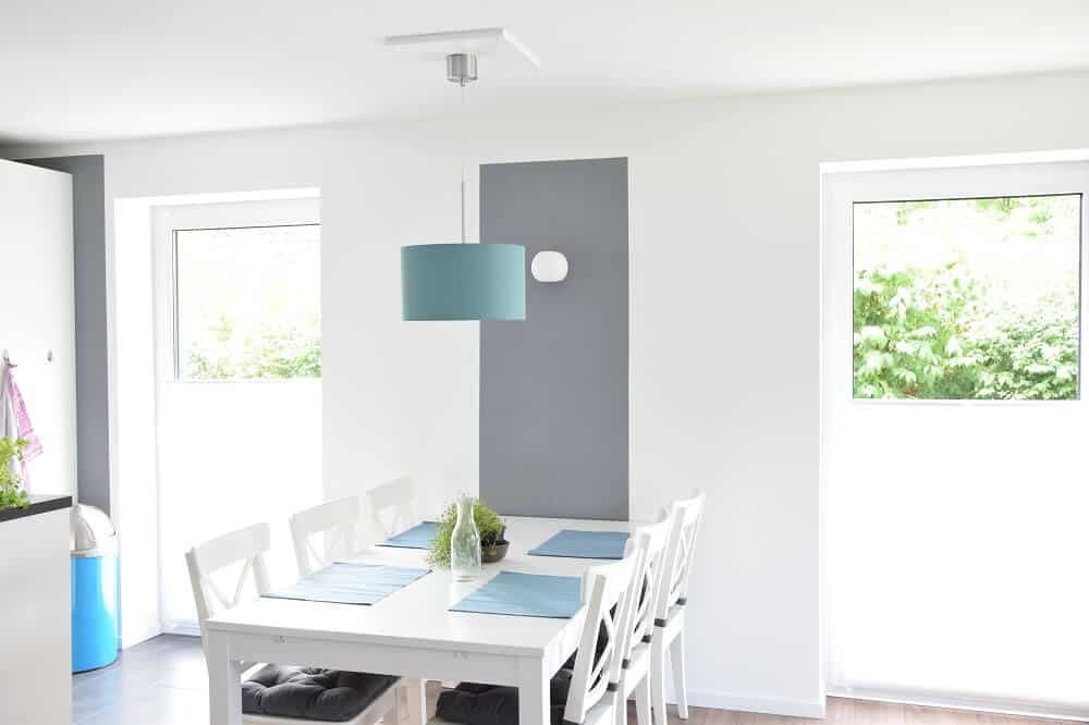 wohnzimmer mit ikea möbeln und neuer deckenleuchte