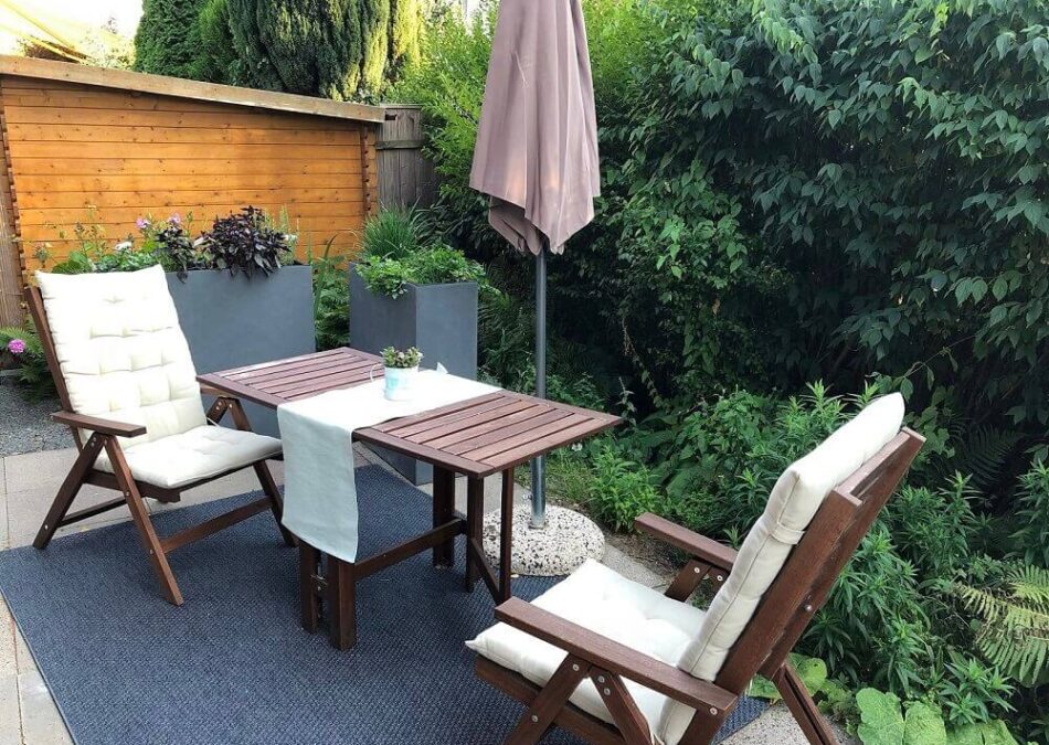 kleine sitzecke mit outdoor teppich auf der terrasse
