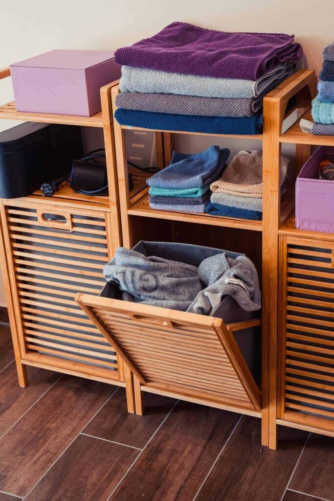 Schweberegale, Wäschekörbe & Deko für ein wohnlicheres Badezimmer