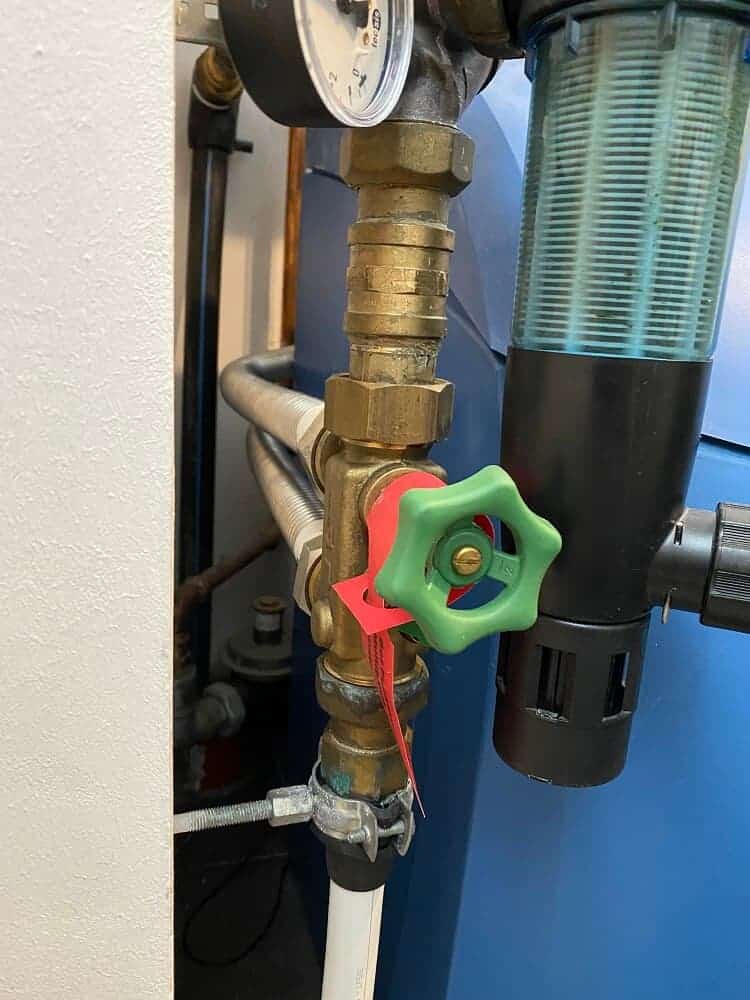 das wasser fliest nun durch den wasseranschluss zunächst durch die bwt anlage wird gefiltert und gelangt erst dann ins haus das wasser fliest nun durch den wasseranschluss zunächst durch die bwt anlage wird gefiltert und gelangt erst dann ins haus