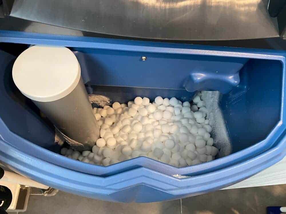 die weichwasseranlage wird regelmäßig mit neuem salz befüllt die weichwasseranlage wird regelmäßig mit neuem salz befüllt