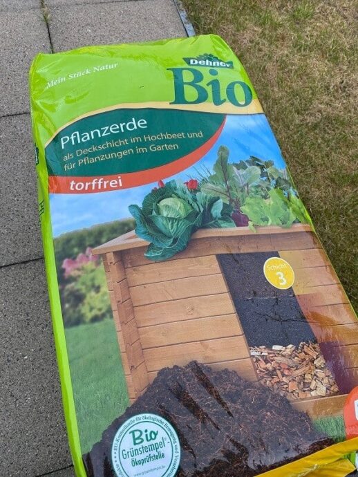 Hochbeet aus Holz Bausatz aufbauen und Beet befüllen