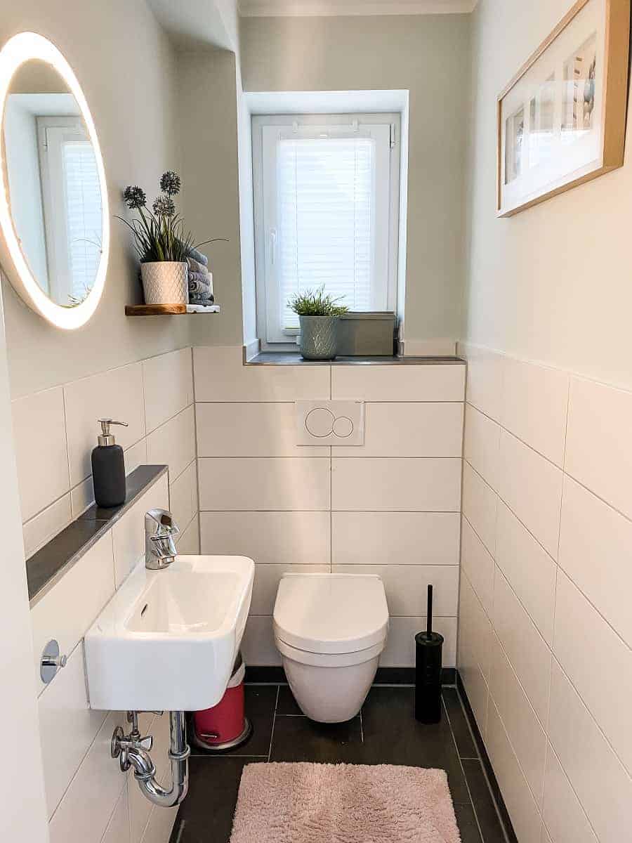 unser spülrandloses wc im gäste wc ist an der wand montiert sichtbar ist nur ein taster zum spülen