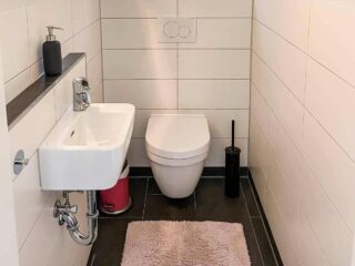 wir haben uns beim hausbau bewusst für wandhängende spülrandlose toiletten entschieden weil sie hübscher und einfacher zu reinigen sind