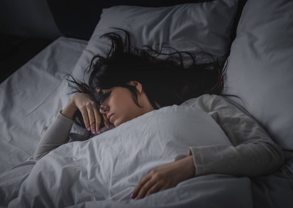 zu einem erholsamen schlaf gehoeren unter anderem ein angenehmes raumklima das richtige bett