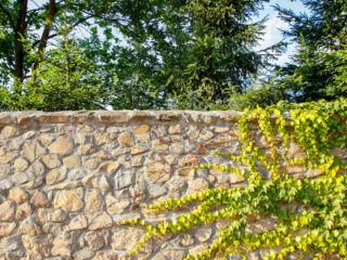 Gartenmauern lassen sich aus den unterschiedlichsten Materialien selber bauen - Übersicht, Tipps und eine Checkliste