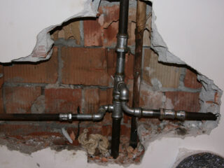 Um den Rohrbruch reparieren zu können, muss meistens die Wand aufgestemmt werden