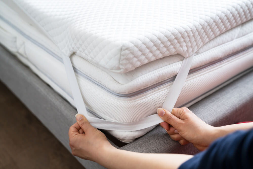 Der Matratzentopper wird einfach auf die Matratze gelegt und unterstützt bei einem gesunden und erholsamen Schlaf
