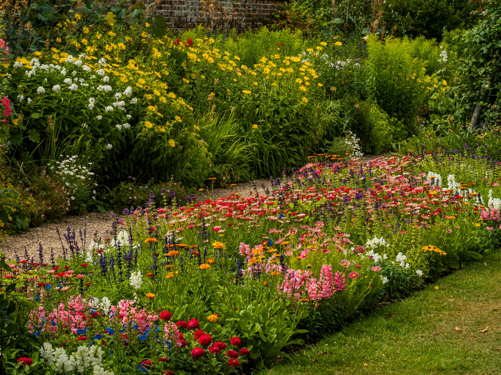 Eine große, umfangreiche Blütenpracht ist exemplarisch für einen englischen Garten