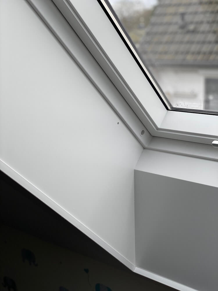Dachflächenfenster Rahmen aus Kunststoff in weiß