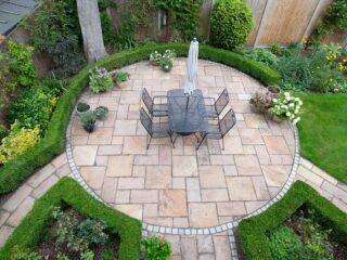 Terrasse Natursteinplatten - Mit Naturstein für die Terrasse schafft man einen schönen und erholsamen Rückzugsort im Garten