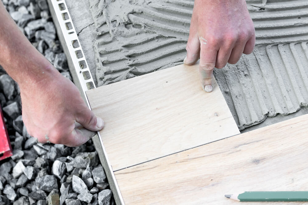Keramikfliese Terrasse verlegen - Es gibt unterschiedliche Möglichkeiten, wie man Keramikplatten auf einer Terrasse verlegt