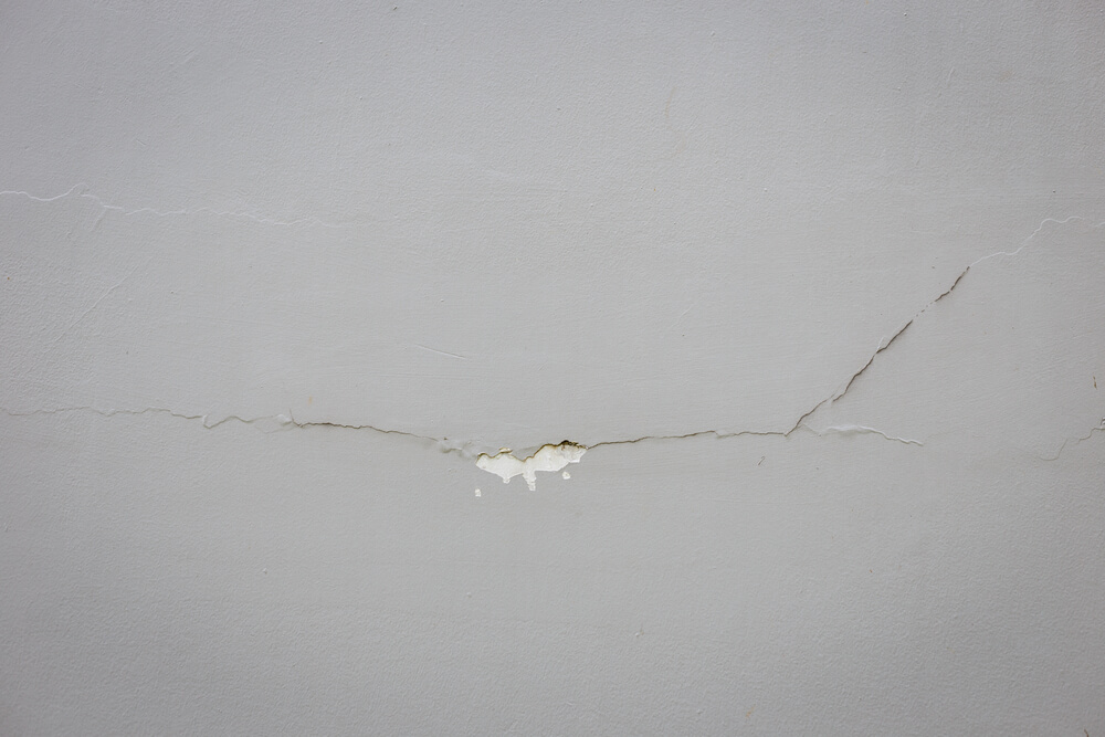 Setzrisse sind ein Zeichen für Mauern, die sich bewegen - Gründe können der Untergrund des Haus oder Baufehler sein