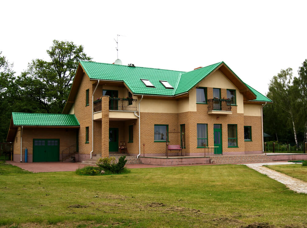 Fassadengestaltung Farbe und Klinker mit einem Dach, das noch mal ein optisches Highlight darstellt