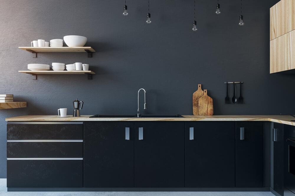 Die Kombination aus dunkler Küche und grauer Wandgestaltung passt perfekt