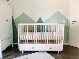 Wandgestaltung Babyzimmer - eine beliebte Variante ist das Streichen der Wände - Als Motiv eignen sich Berge sehr gut