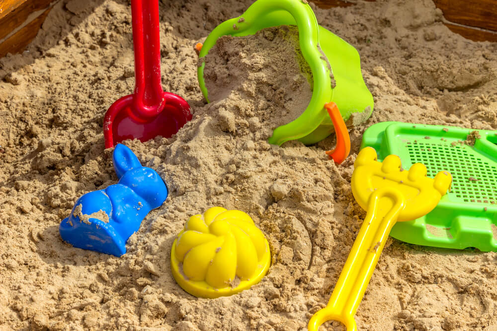 Ein Sandkasten ist der Klassiker im Garten für Kinder, erfreut sich aber großer Beliebtheit und fördert die Kreativität