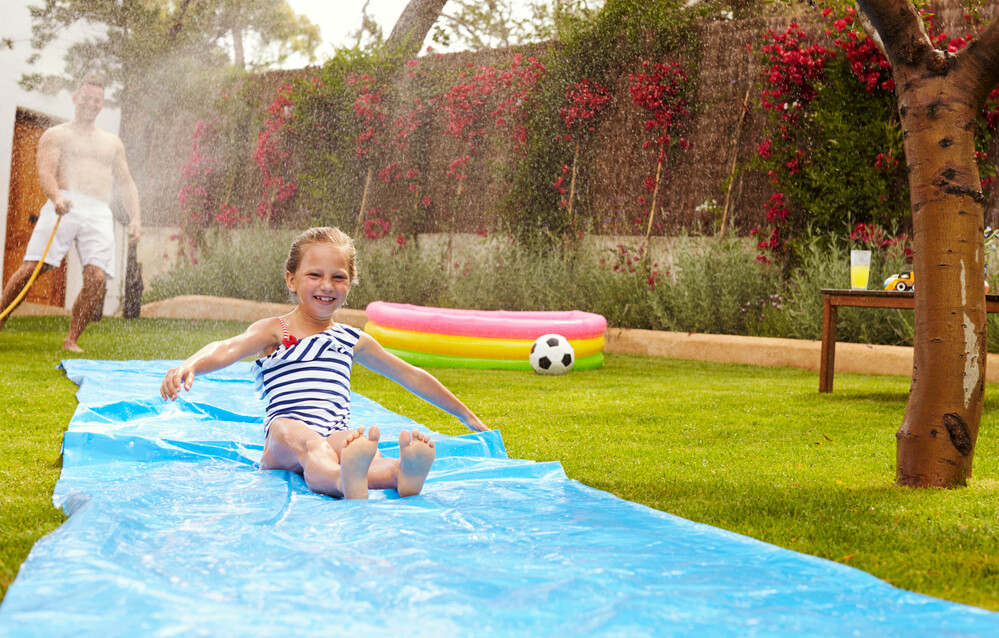 Wasserspiele sind für Kinder im Garten eine willkommende Abkühlung im Sommer
