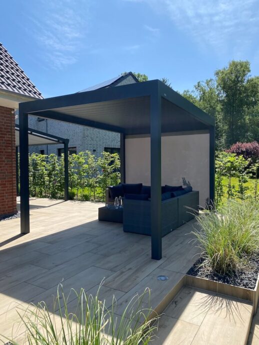 Pergola mit Lamellendach und Seitenwand als Sonnenschutz