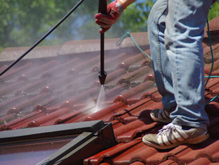 Dachziegel reinigen - Dach reinigen und beschichten und Infos zu den Kosten